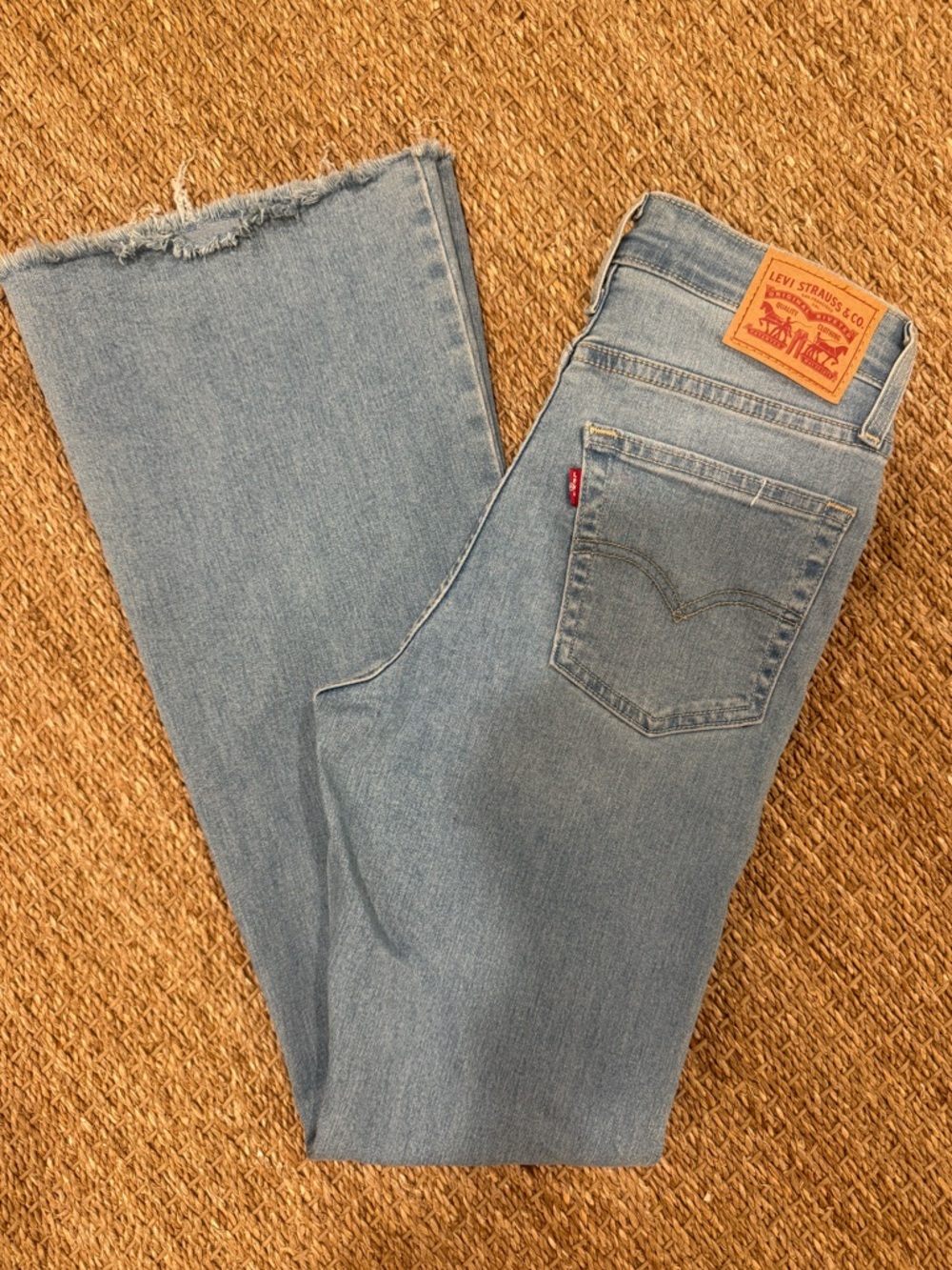 726 Flare Levi's Light Blue High Rise Slightly Frayed Edge - size 27